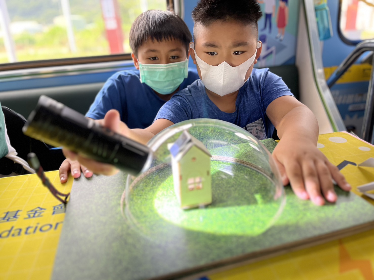 友達(dá)參與基礎(chǔ)科學(xué)主題車廂，以STEAM教學(xué)精神，設(shè)計「逐日科學(xué)家」、「太陽能工程師」以及「淨(jìng)零建築師」三大能源科普課程和實(shí)驗(yàn)