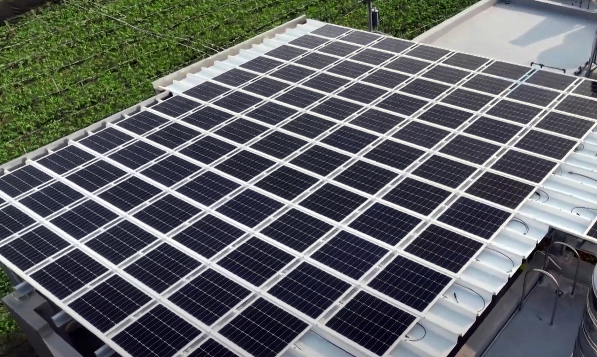 申博太陽(yáng)城SunSteel光電浪板升級(jí)雙玻結(jié)構(gòu)，以提升機(jī)械負(fù)載強(qiáng)度及氣候耐候度，可廣泛運(yùn)用于多元場(chǎng)域