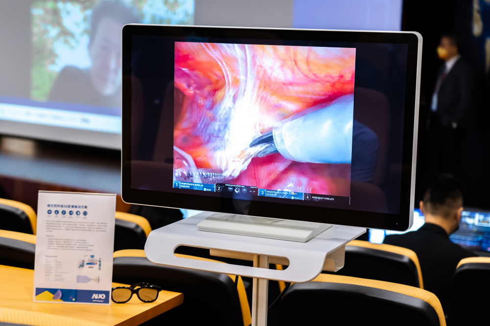 達擎於「國際大腸直腸外科論壇」中，成功導入達文西外接3D影像解決方案。透過達擎即時影像處理技術轉換為成1080p的高解析度畫質，將3D擬真畫面即時呈現(xiàn)於32吋4K 3D醫(yī)療顯示器