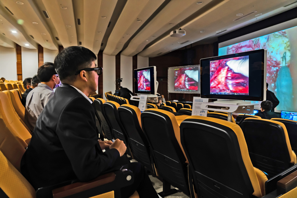 達擎之「達文西外接3D影像解決方案」，將達文西手術機器手臂的3D影像即時連線轉播，在會議室觀摩的醫(yī)師們只要戴上偏光眼鏡，就能與執(zhí)刀醫(yī)師看到同步的3D立體影像，如臨操作臺現(xiàn)場，縮短達文西手術的學習曲線