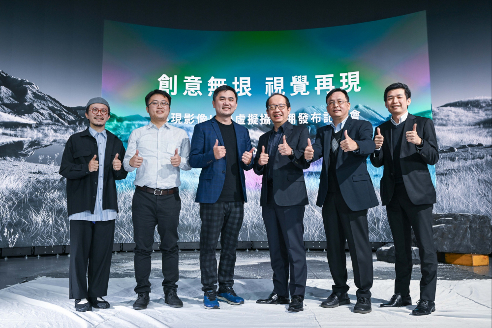 友達(dá)光電與再現(xiàn)影像攜手，於中影製片廠建置全臺首座提供嶄新一站式整合服務(wù)的LED虛擬製作攝影棚（圖左至右  ：再現(xiàn)影像視覺總監(jiān)郭憲聰 、再現(xiàn)影像營運(yùn)總監(jiān)黃棨雋、再現(xiàn)影像藝術(shù)總監(jiān)與導(dǎo)演紀(jì)柏舟 、友達(dá)光電技術(shù)長廖唯倫、友達(dá)光電系統(tǒng)設(shè)計(jì)製造服務(wù)事業(yè)總部副總經(jīng)理曾天龍  、友達(dá)光電系統(tǒng)產(chǎn)品事業(yè)資深處長蘇聖倫）