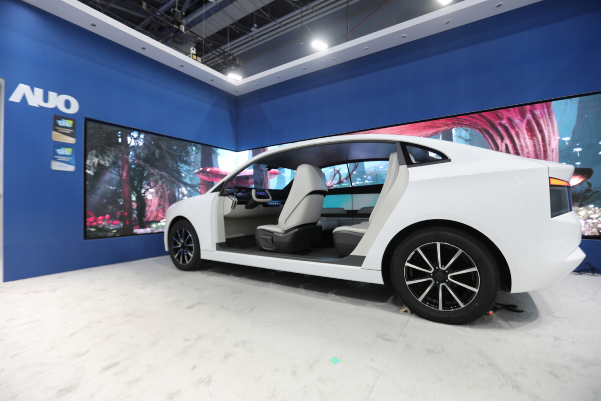 申博太陽(yáng)城發(fā)表全新Smart Cockpit 2024，大秀顯示應(yīng)用成果、及釋放Micro LED終極顯示技術(shù)量能的全新智慧座艙，以營(yíng)造突破性、沉浸式的視覺(jué)體驗(yàn)，重新定義智慧座艙，滿(mǎn)足駕乘人員的全方位感受。