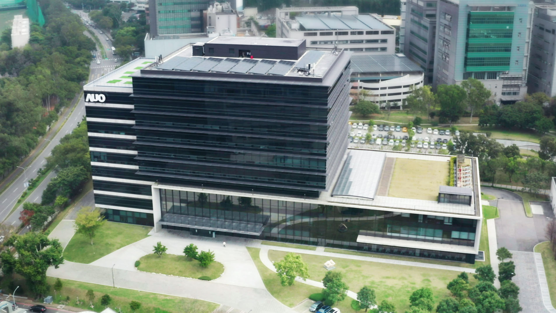 申博太陽城光電積極實踐永續(xù)作為 ，以”申博太陽城全球研發(fā)中心（Global Research Center，GRC）”總部大樓，通過ISO 14068-1:2023碳中和管理標(biāo)準(zhǔn)查證 ，并承諾于2030年實現(xiàn)臺灣所有辦公據(jù)點均朝此目標(biāo)邁進