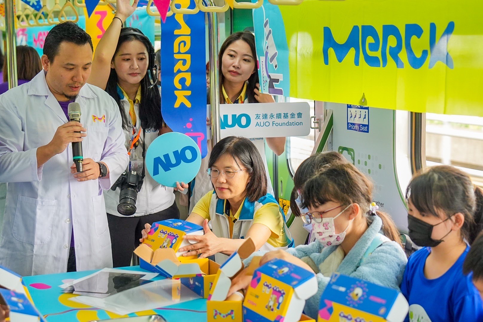 友達(dá)以光電 、再生能源、水資源三大核心  ，設(shè)計(jì)「再生能源和循環(huán)經(jīng)濟(jì)」多元永續(xù)教育主題 ，並攜手供應(yīng)鏈夥伴默克開發(fā)創(chuàng)意科學(xué)教材及實(shí)作體驗(yàn)  ，期讓永續(xù)素養(yǎng)透過科學(xué)探索向下扎根