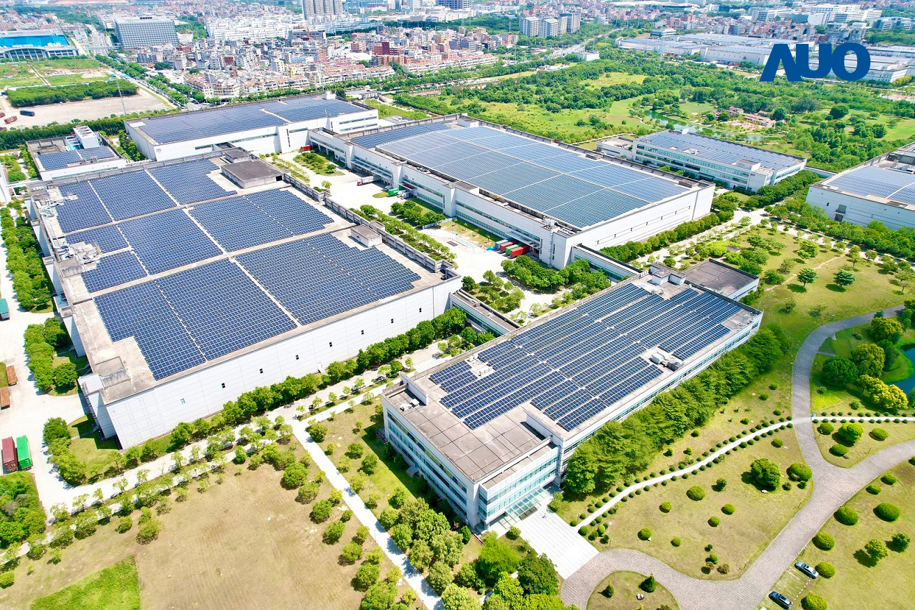 申博太陽城廈門推動智能制造同時(shí)，透過綠電創(chuàng)能縱深推進(jìn)綠色轉(zhuǎn)型 ，廠區(qū)全屋頂鋪設(shè)太陽能光伏板 ，每年太陽能發(fā)電 2,600多萬度