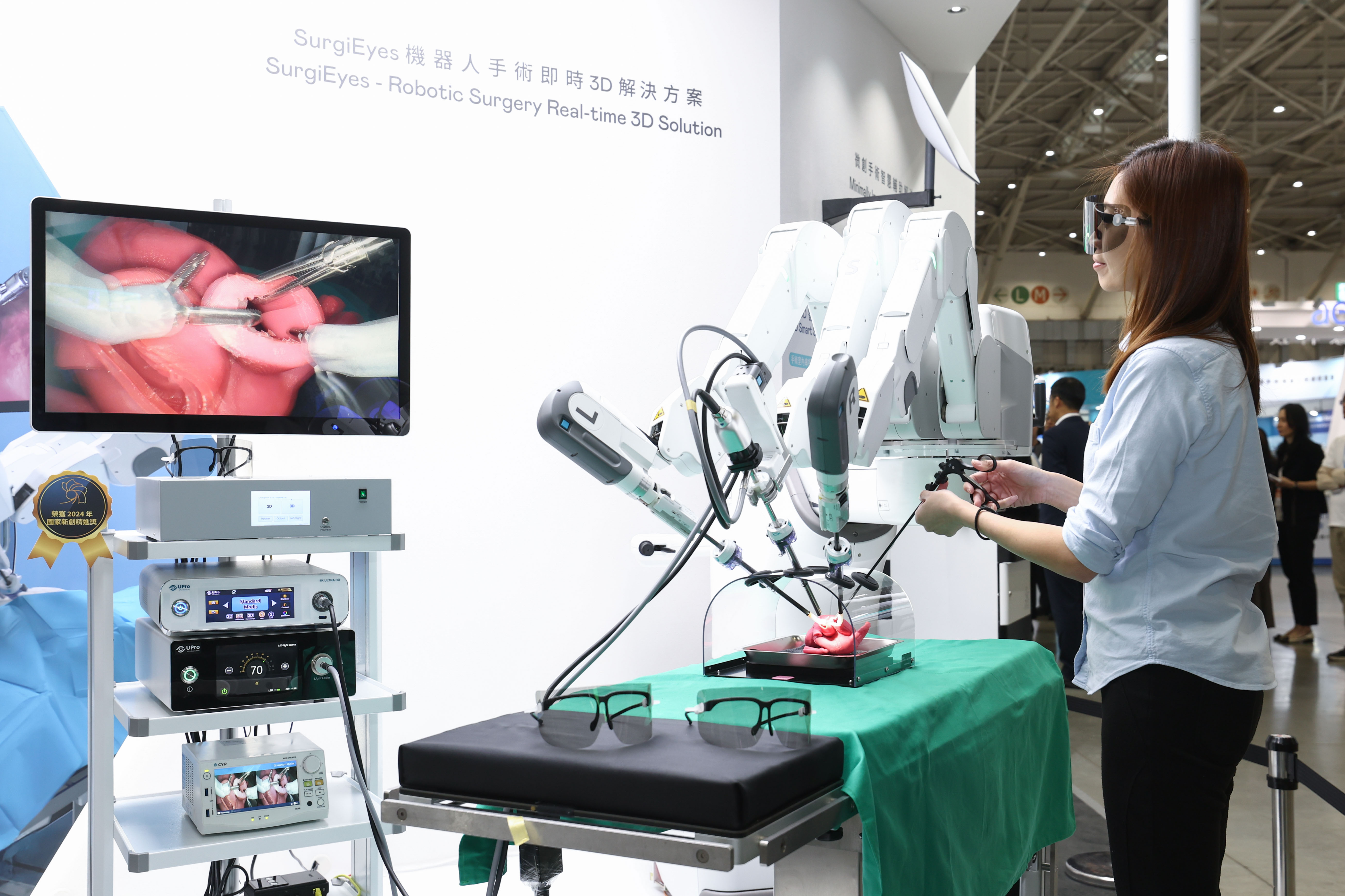 達擎以〝SurgiEyes機器人手術(shù)即時3D解決方案〞為核心，打造全方位的3D智慧手術(shù)影像平臺 ，透過即時的影像串聯(lián) ，連結(jié)手術(shù)室內(nèi)、外跨場域的應(yīng)用，協(xié)助醫(yī)師突破時空限制，為遠距醫(yī)療帶來更多的可能性