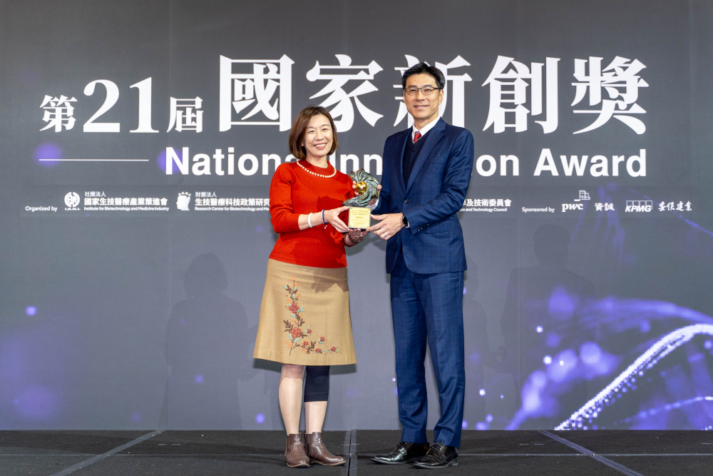 友達旗下子公司友達耘康與達擎分別以「中醫(yī)數(shù)位化檢測解決方案」及「寬視角3D醫(yī)療顯示器」獲得第二十一屆國家新創(chuàng)獎「智慧醫(yī)療與健康科技」類別的「企業(yè)新創(chuàng)獎」與「國家新創(chuàng)精進獎」兩項殊榮。圖左為衛(wèi)生福利部政務(wù)次長林靜儀、圖右為友達光電智慧醫(yī)療事業(yè)群總經(jīng)理廖世宏