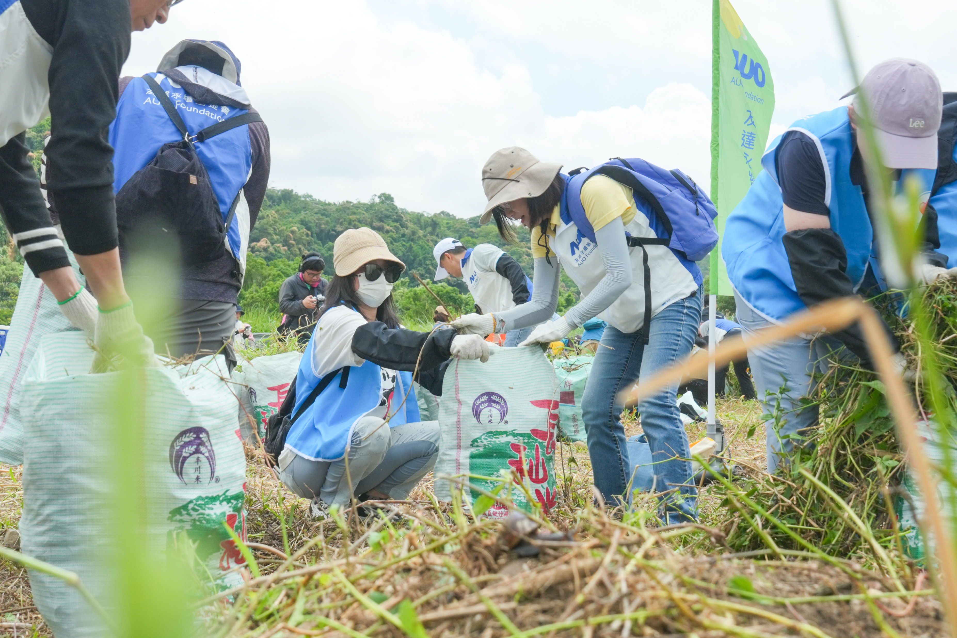 友達(dá)除蔓防治計(jì)畫(huà) ，除了鎖定霄裡溪沿岸3.2公里移除外來(lái)入侵種小花蔓澤蘭  ，並進(jìn)行物種與空拍調(diào)查，共記錄91科181屬239種維管束植物 ，顯示該區(qū)域具高度生態(tài)價(jià)值
